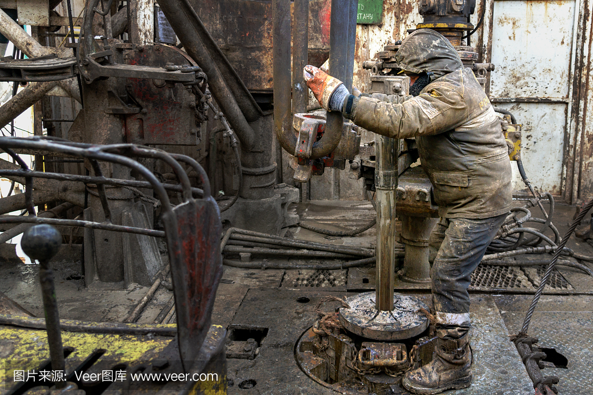 海上钻井工人在井口平台上准备油气井射孔工具和设备。连接钻杆。从支架之间可以看到钻杆连接。