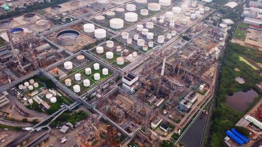工业工程概念中石油炼油厂的鸟瞰图.油气罐行业.现代工厂照片